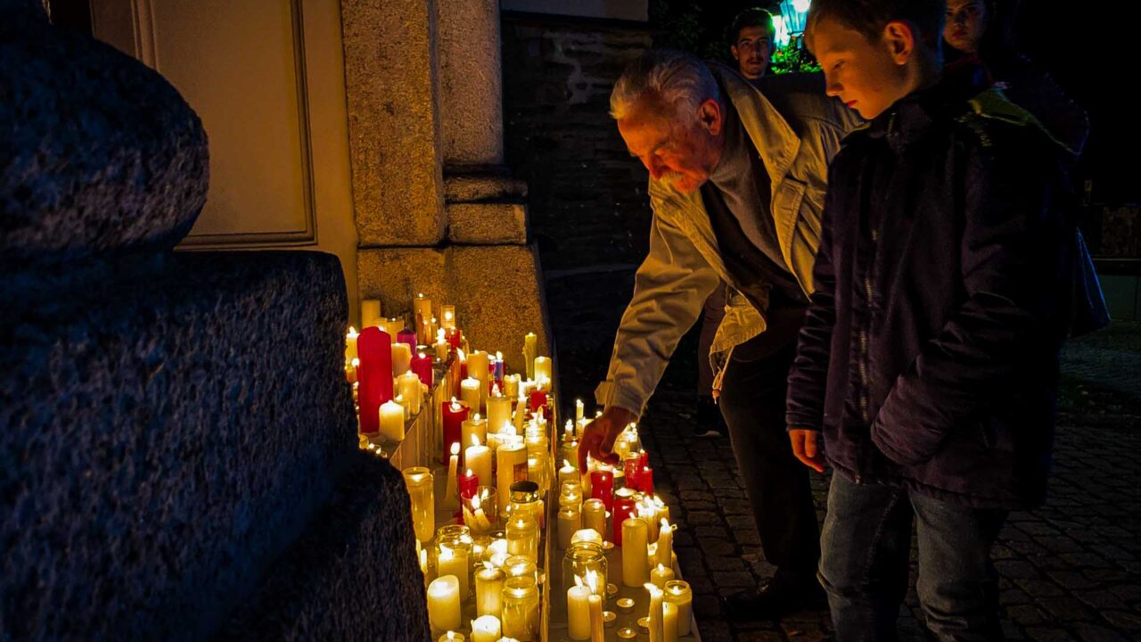 Kerzen am Portal der Lutherkirche in Plauen. Foto: M. Reißmann