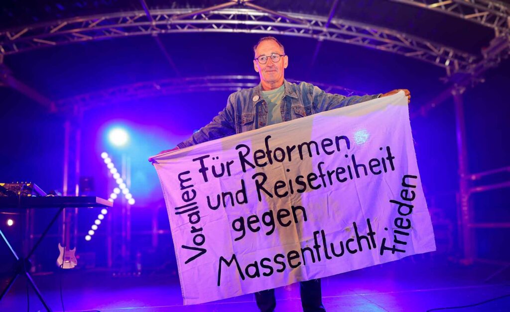 Zeitzeuge Siegmar Wolf malte noch einmal sein Transparent von 1989 nach. Foto: T. Voigt