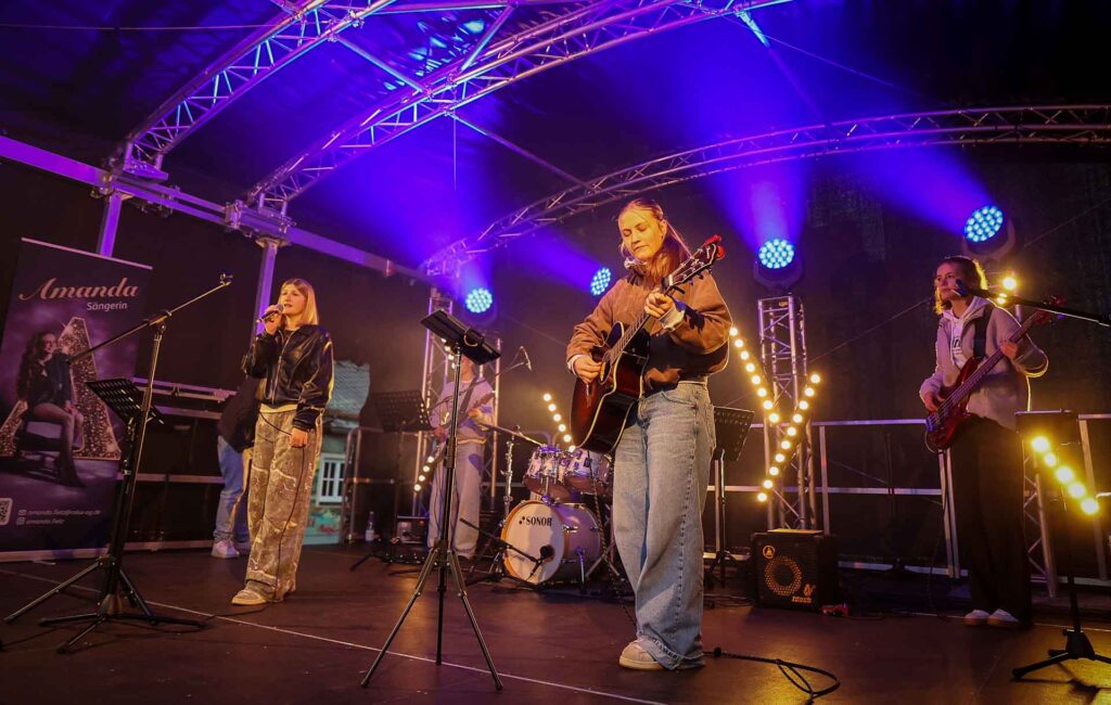 Sängerin Lilly Böse mit Band. Foto: T. Voigt